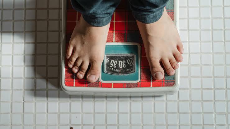Comes menos, haces más cardio y no bajas de peso: cómo la restricción extrema sabotea tus hormonas